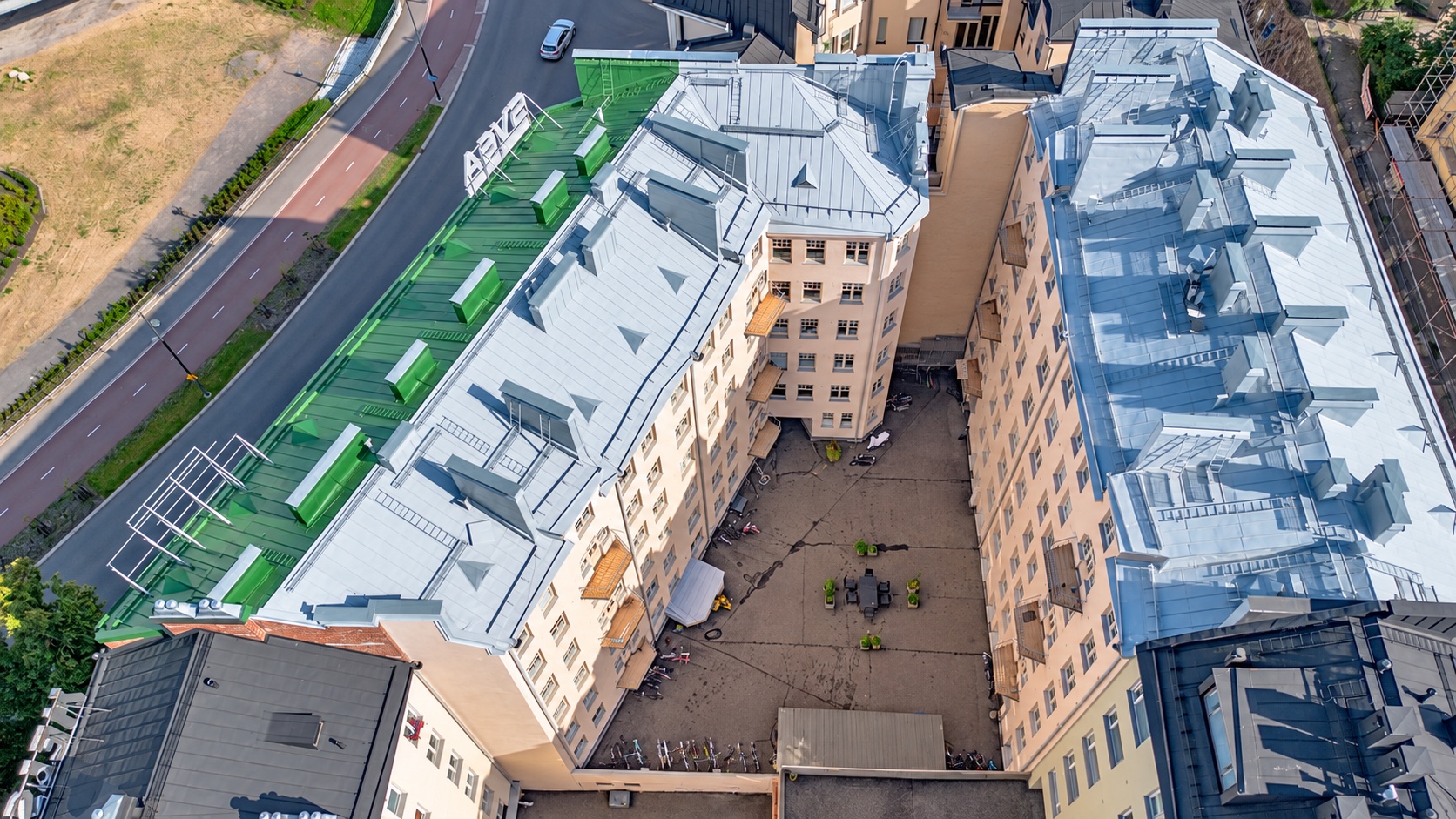 Vuorilinnan sisäpiha ja rakennusten katot ilmasta